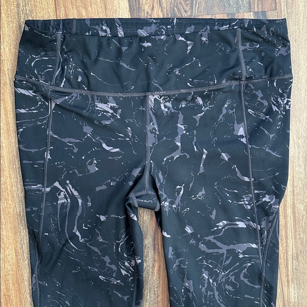 Athleta Velocity Stash Pocket Marble 7/8 Tight Black Marble Print Size Large - Picture 5 of 9